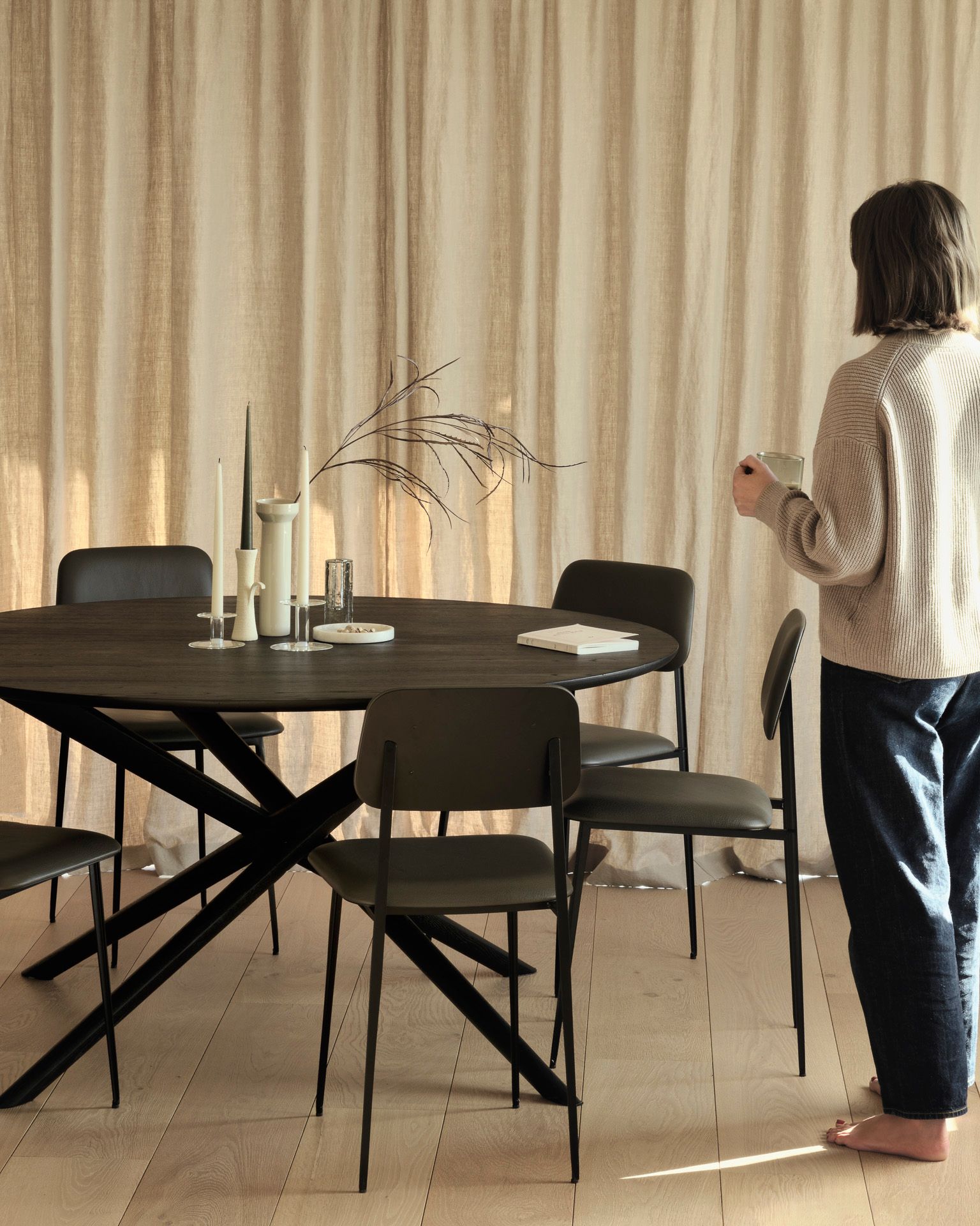 Круглый дубовый стол Ethnicraft Mikado ARCH-00146237 - Вид №5