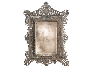 Настенное зеркало со стеклянной рамкой