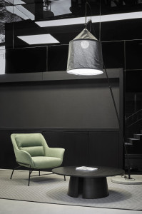 Полиэфирное кресло с подлокотниками