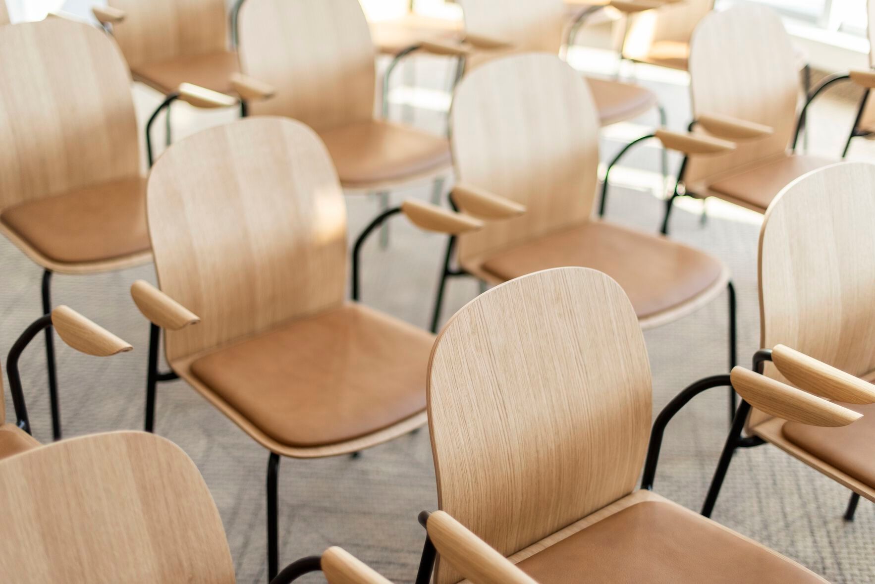 Штабелируемый стул из дуба с подлокотниками Gazzda Book ARCH-00021570 - Вид №2