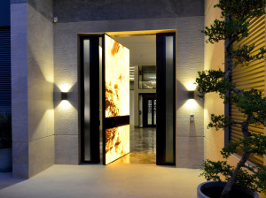 Бронированная дверь с подсветкой из оникса