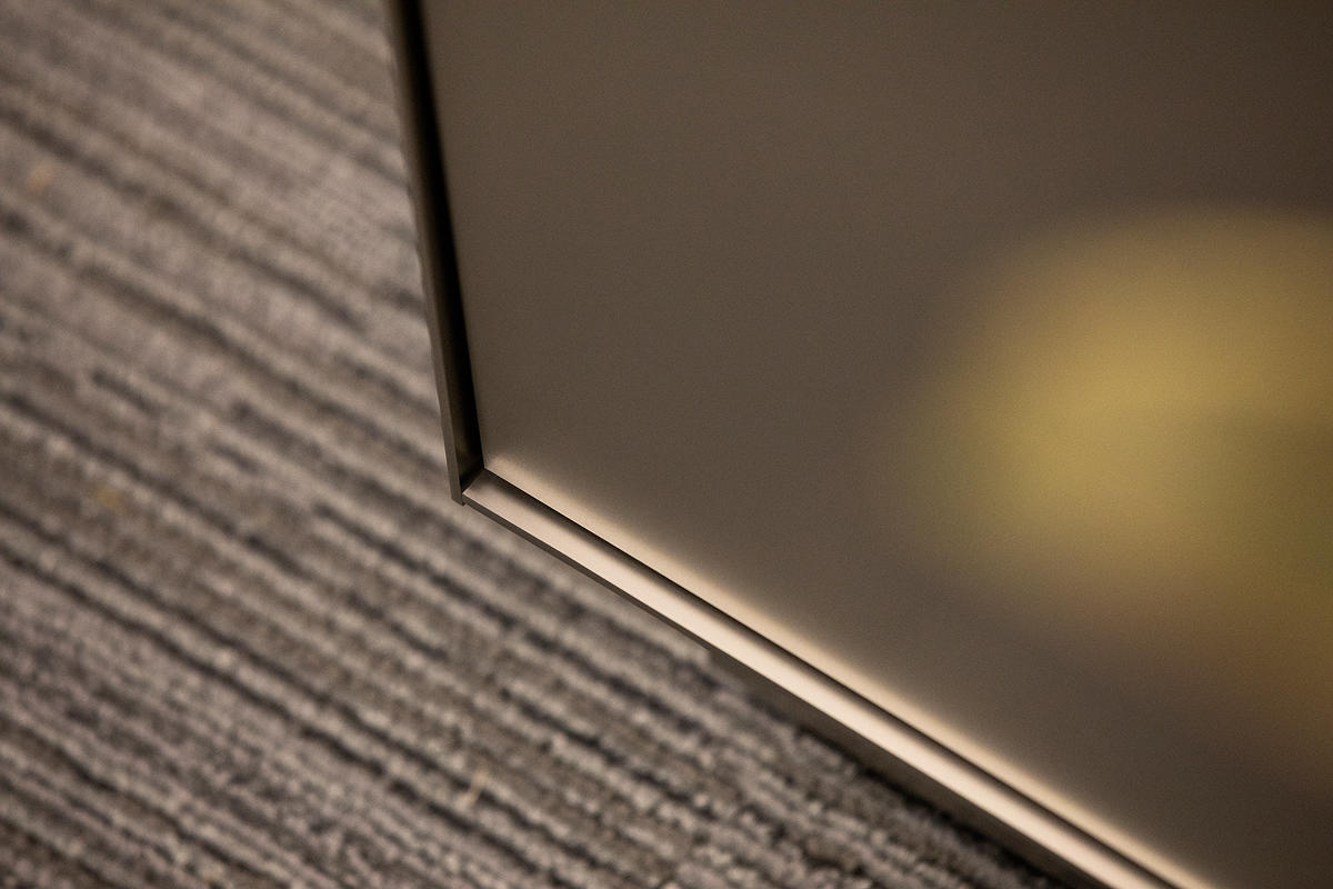 FSRT644 Фрагмент системы выравнивания стен с панелями из стекла vivispectra vektr с индивидуальной прослойкой, показанной в конфигурации отражения с отделкой pearlex + и выступающими ребрами из нержавеющей стали Forms-surfaces  - Вид №21