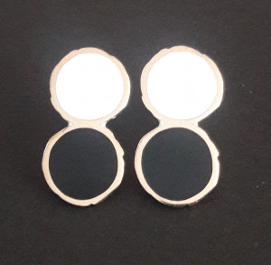 EB202 Серьги-гвоздики, эмаль белая и черная,бронза, застежка серебро 925 ELENA BERTELLOTTI