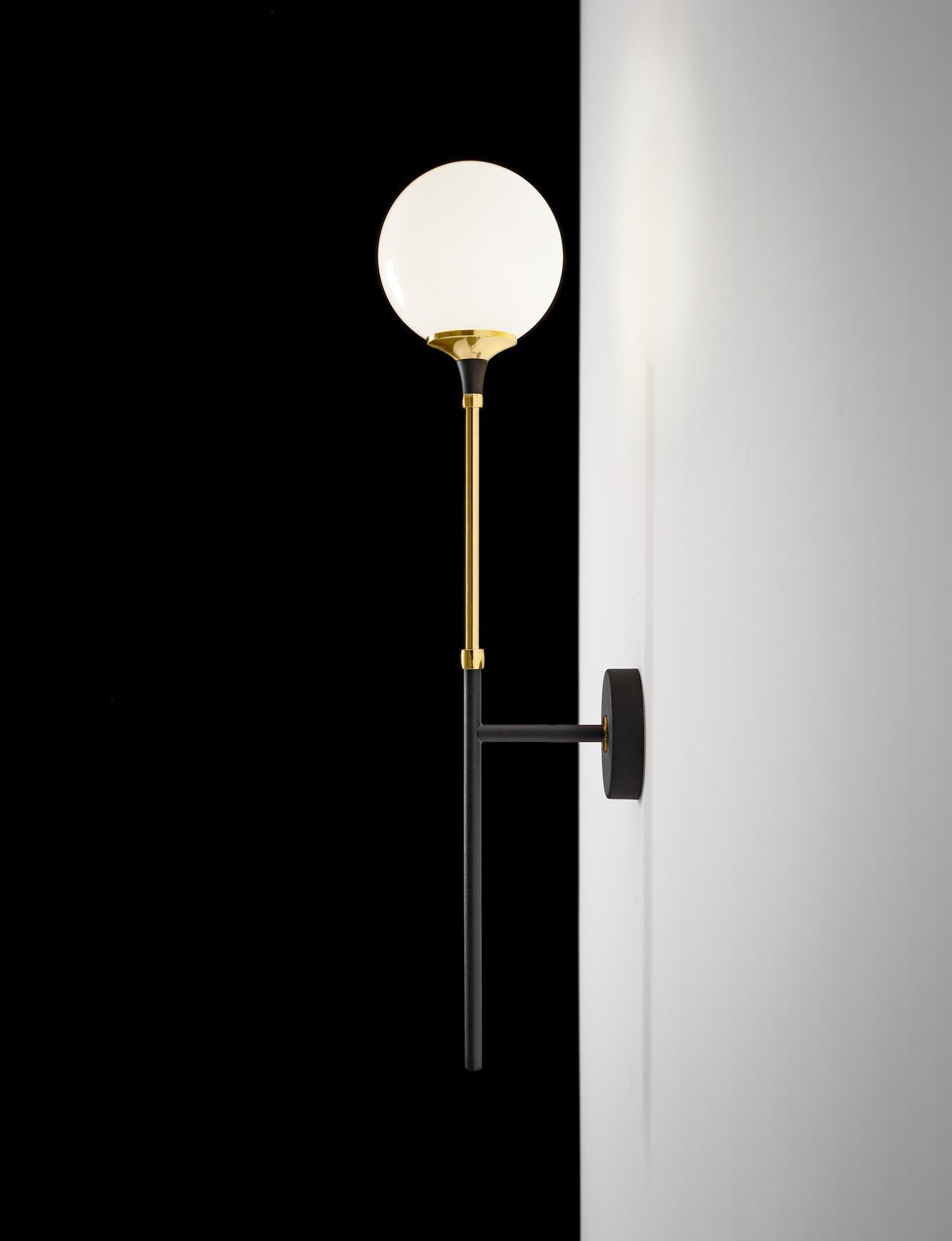 Стеклянный настенный светильник с фиксированной рукояткой In Stock Stilnovo ARCH-00066558