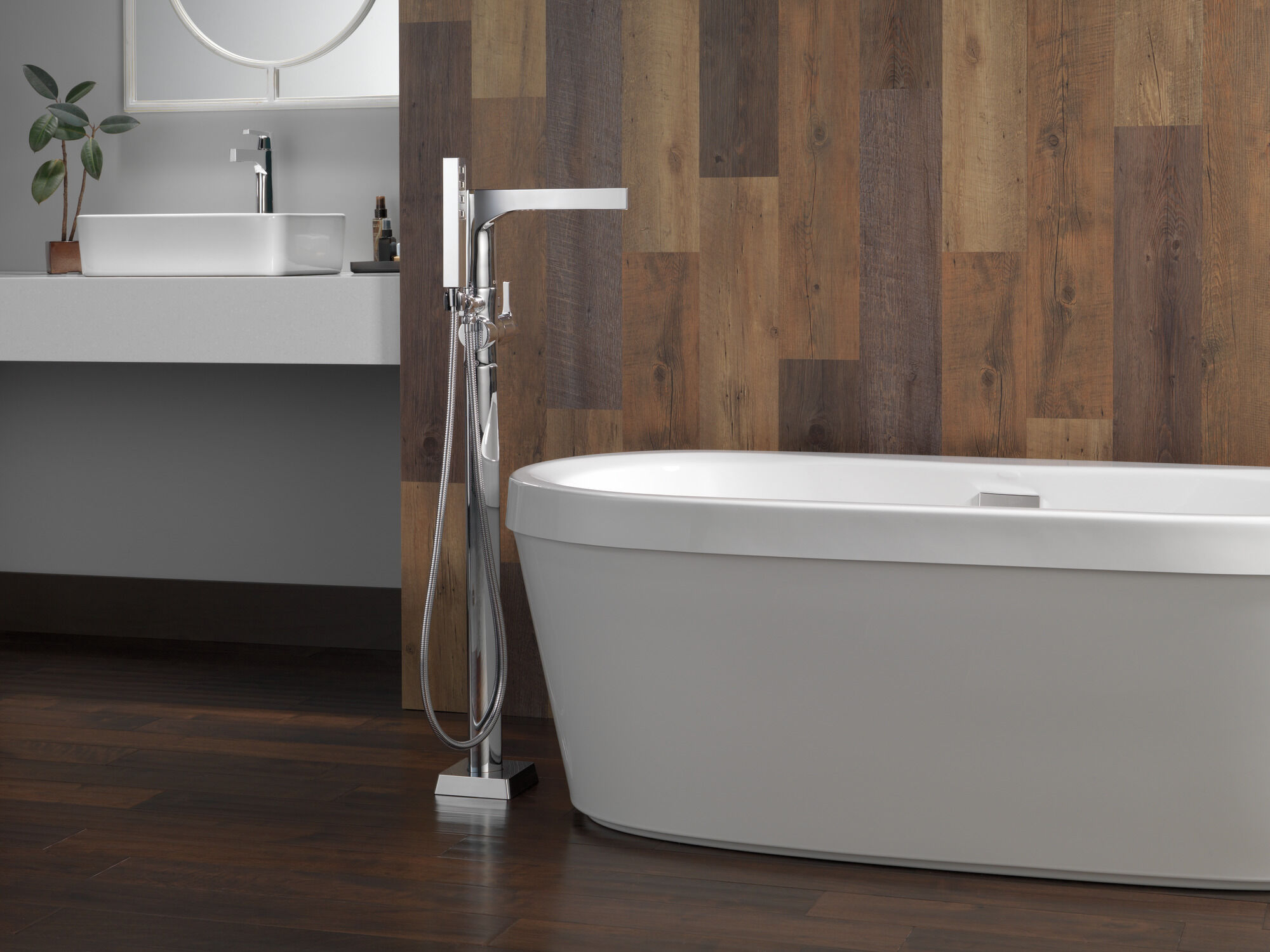 T4774-FL Напольная накладка для ванны с одной ручкой и ручным душем Delta Faucet Zura Хром  - Вид №7