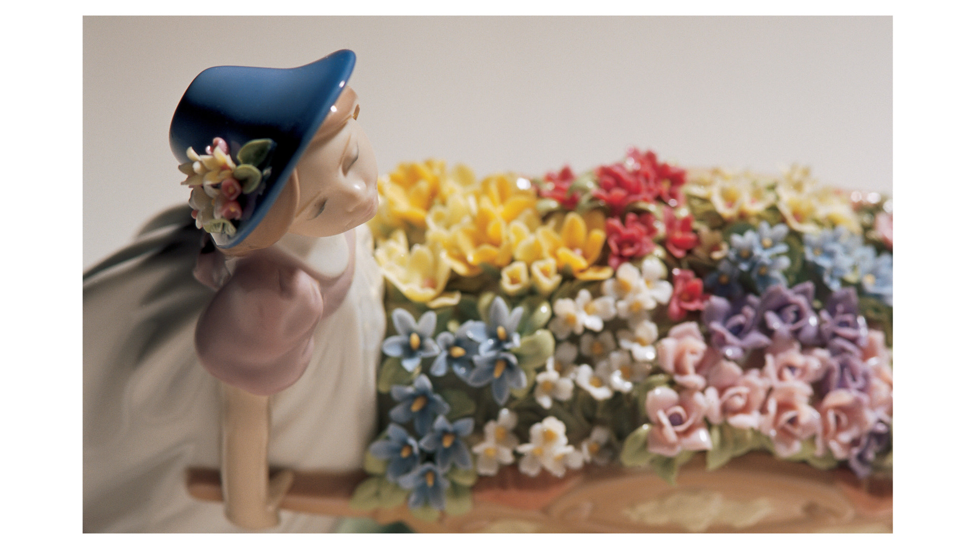 10668987 LLADRO Фигурка Lladro "С цветами на рынок" 23x23см Фарфор Lladró  - Вид №1