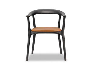 Деревянный стул с подлокотниками