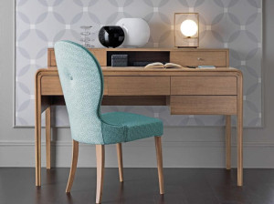 Деревянный письменный стол с ящиками