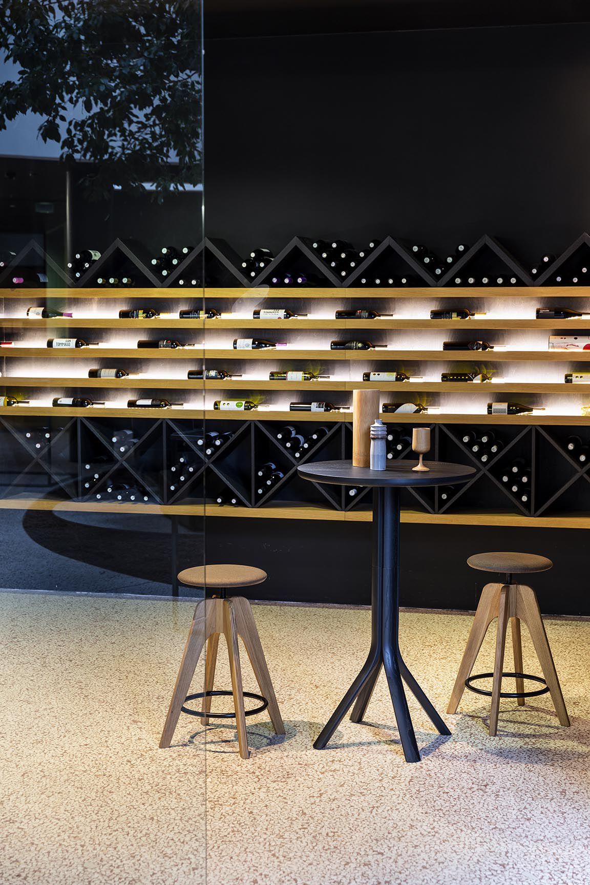 Регулируемая по высоте деревянная табуретка с мягким сиденьем SIPA Tommy ARCH-00150891 - Вид №1