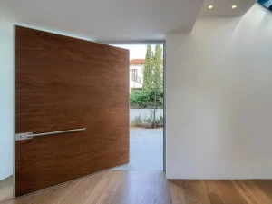 OIKOS VENEZIA Распашная бронированная деревянная входная дверь Synua