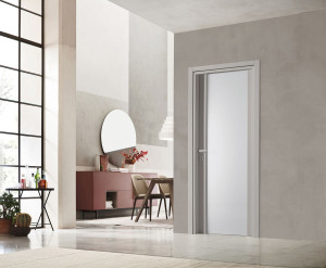 Стеклянная распашная дверь