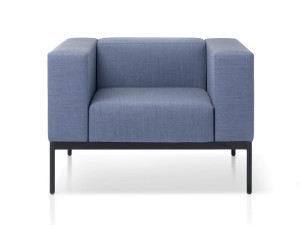 Тканевое кресло с подлокотниками