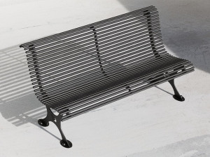 Металлическая скамья со спинкой