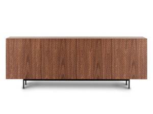 Деревянный шкаф с распашными дверями