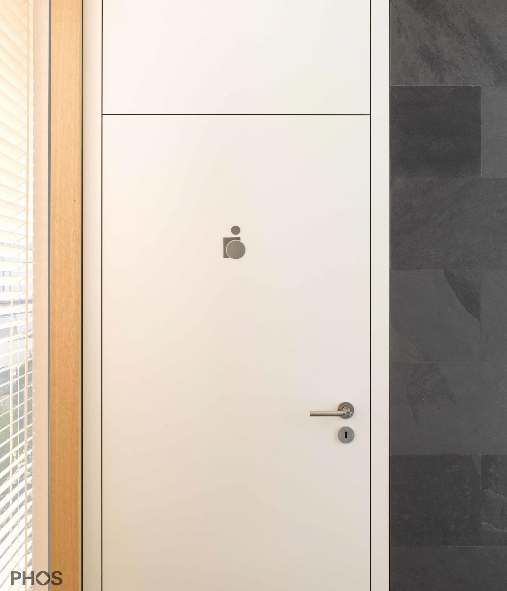 P0501 Пользователь инвалидной коляски с пиктограммой туалета, слева PHOS  - Вид №3