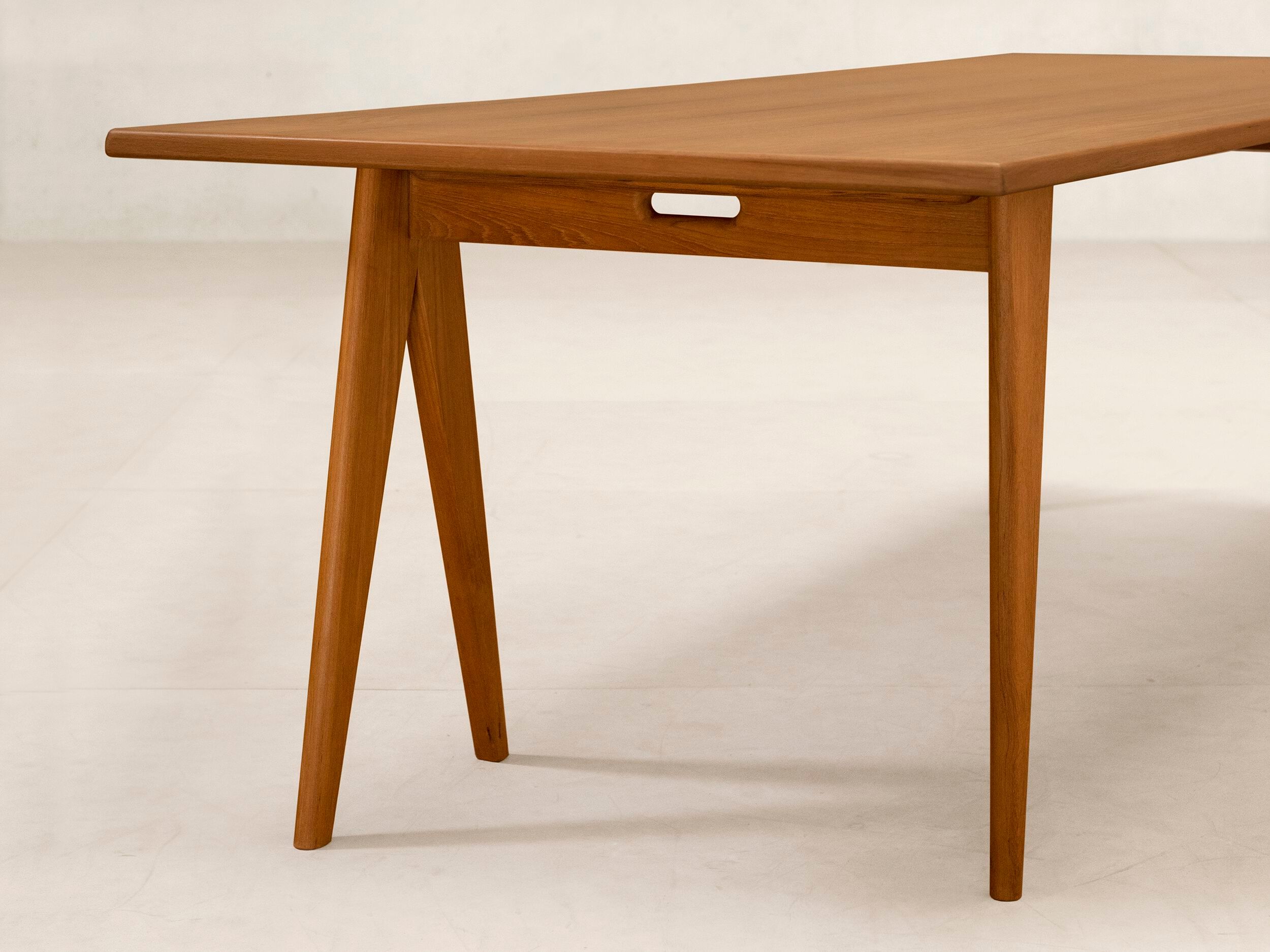 Прямоугольный обеденный стол из тикового дерева Phantom Hands X + L ARCH-00117320 - Вид №7