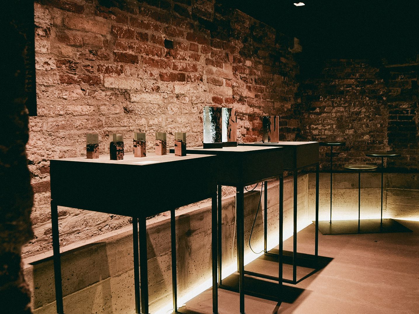 Светодиодная настольная лампа из дуба и смолы alcarol Bricola ARCH-00130784 - Вид №5