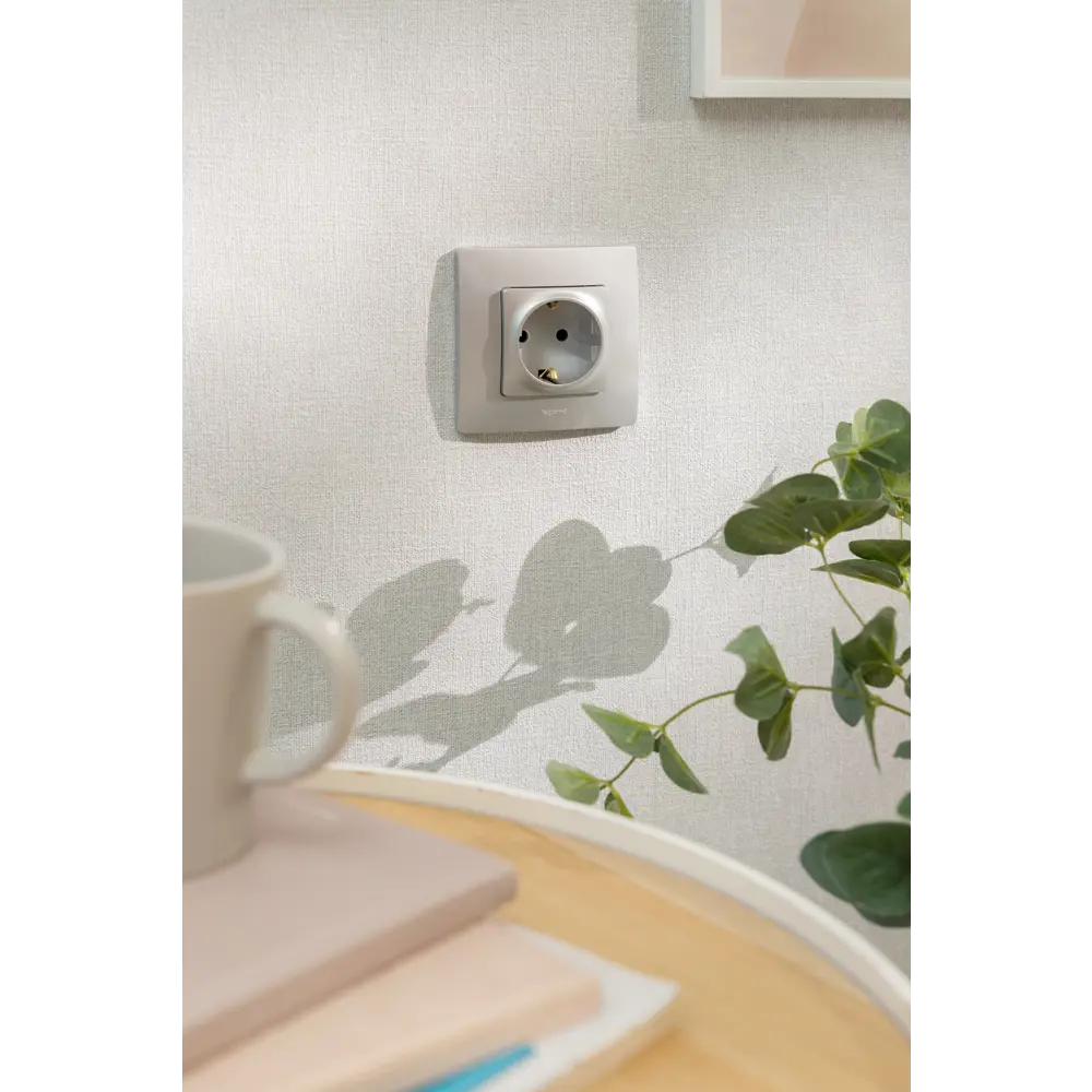 Розетка Legrand Etika с защитными шторками и заземлением, алюминиевый оттенок 17356871 STLM-1457070 - Вид №7