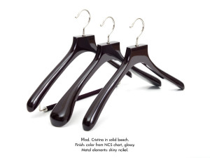 Лакированная деревянная вешалка