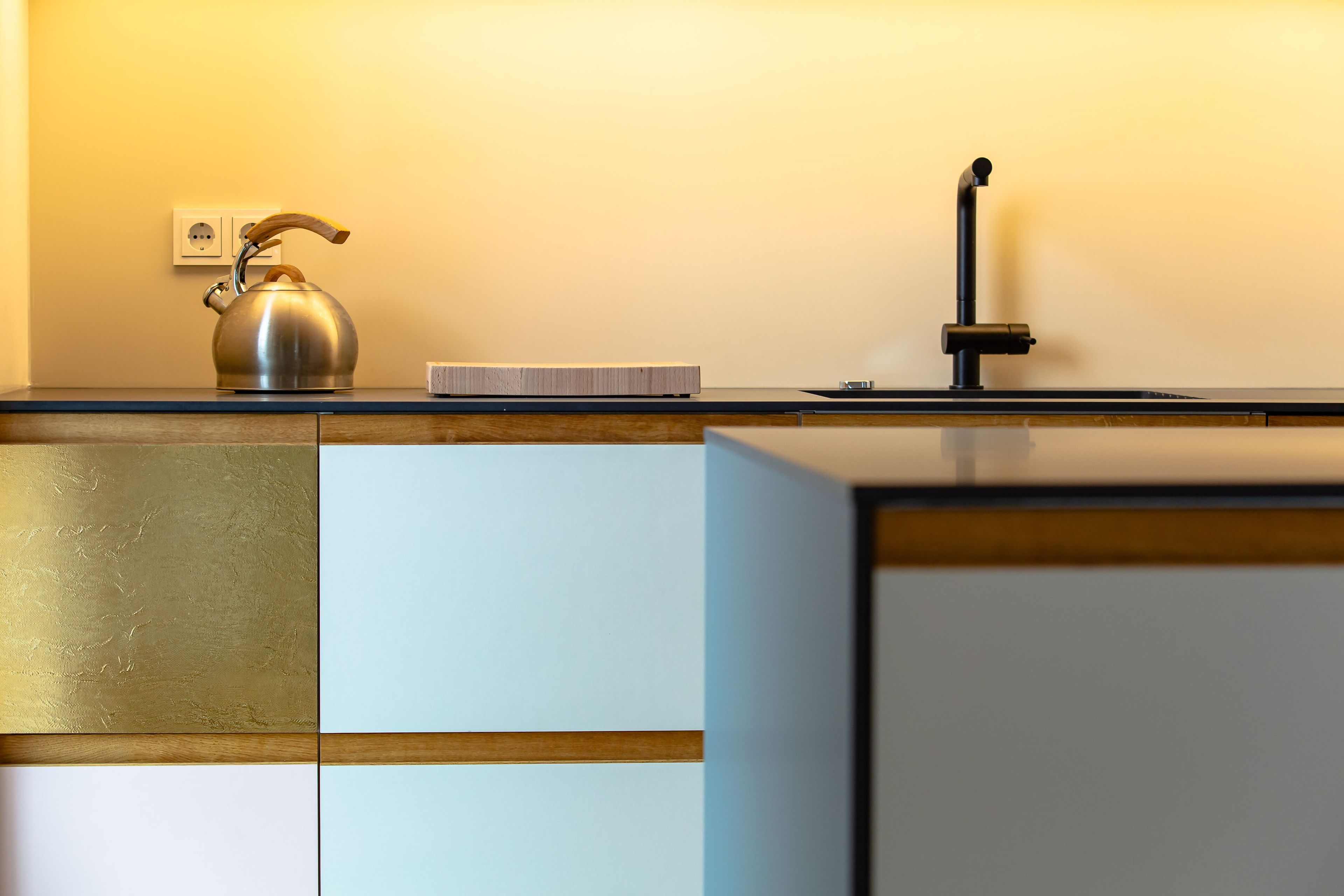 Деревянная линейная кухня с островом Neuvermoebelt SMART LINE KITCHEN SYSTEMS ARCH-00056721 - Вид №1