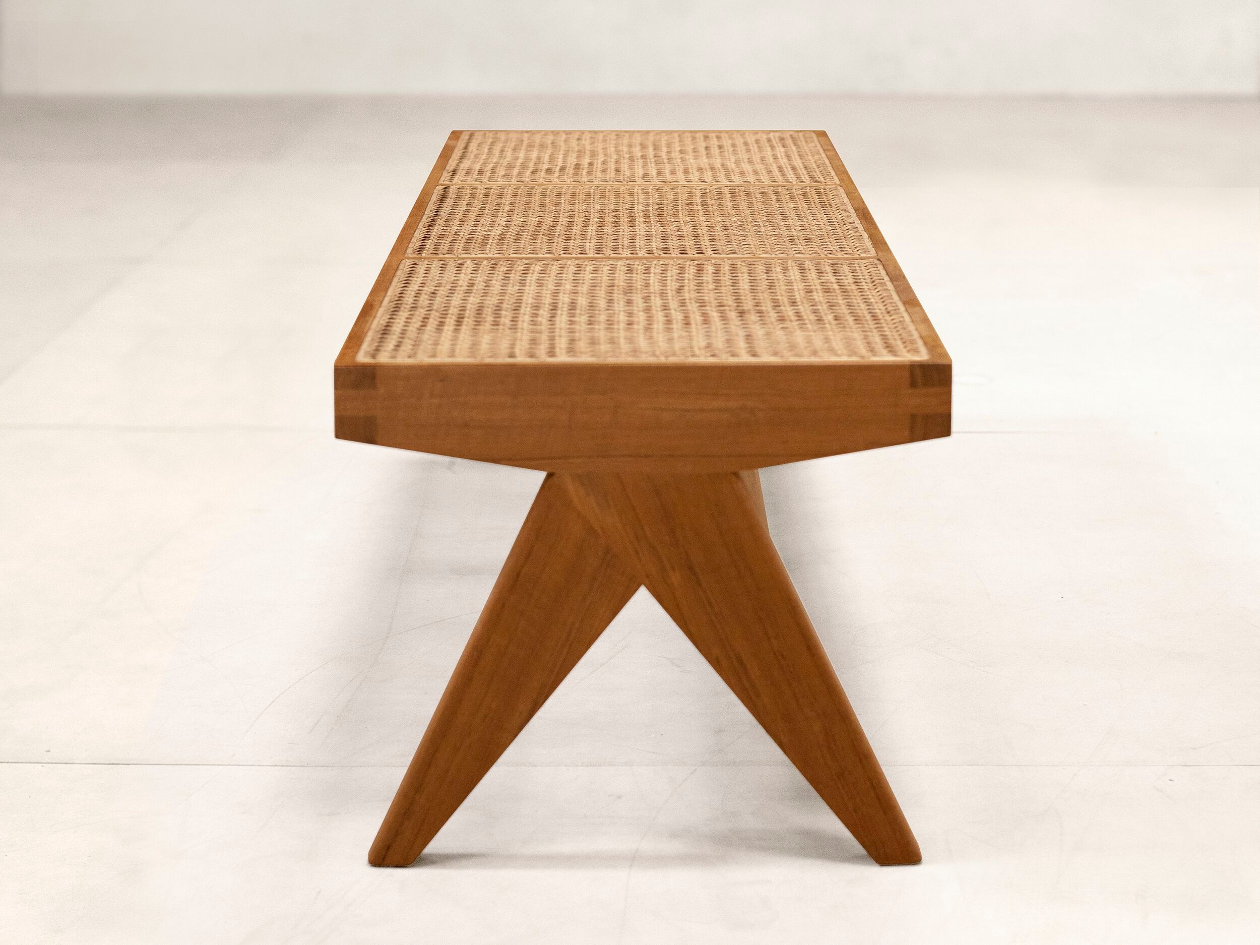 Скамейка из тикового дерева Phantom Hands проект "Чандигарх" ARCH-00012677