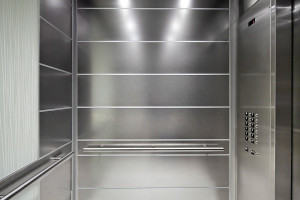 FSRT800 Интерьер лифта Levele-107 с индивидуальной компоновкой панелей: панели из нержавеющей стали с отделкой из песчаника, стекло vivigraphix graphica с прослойкой cairo и отделкой opalex в университетской системе здравоохранения - университетская больн Forms-surfaces 