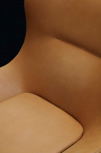 Кожаное вращающееся кресло с подлокотниками