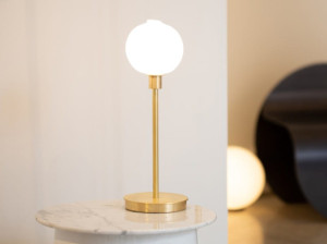 Латунь и выдувное стекло настольная лампа