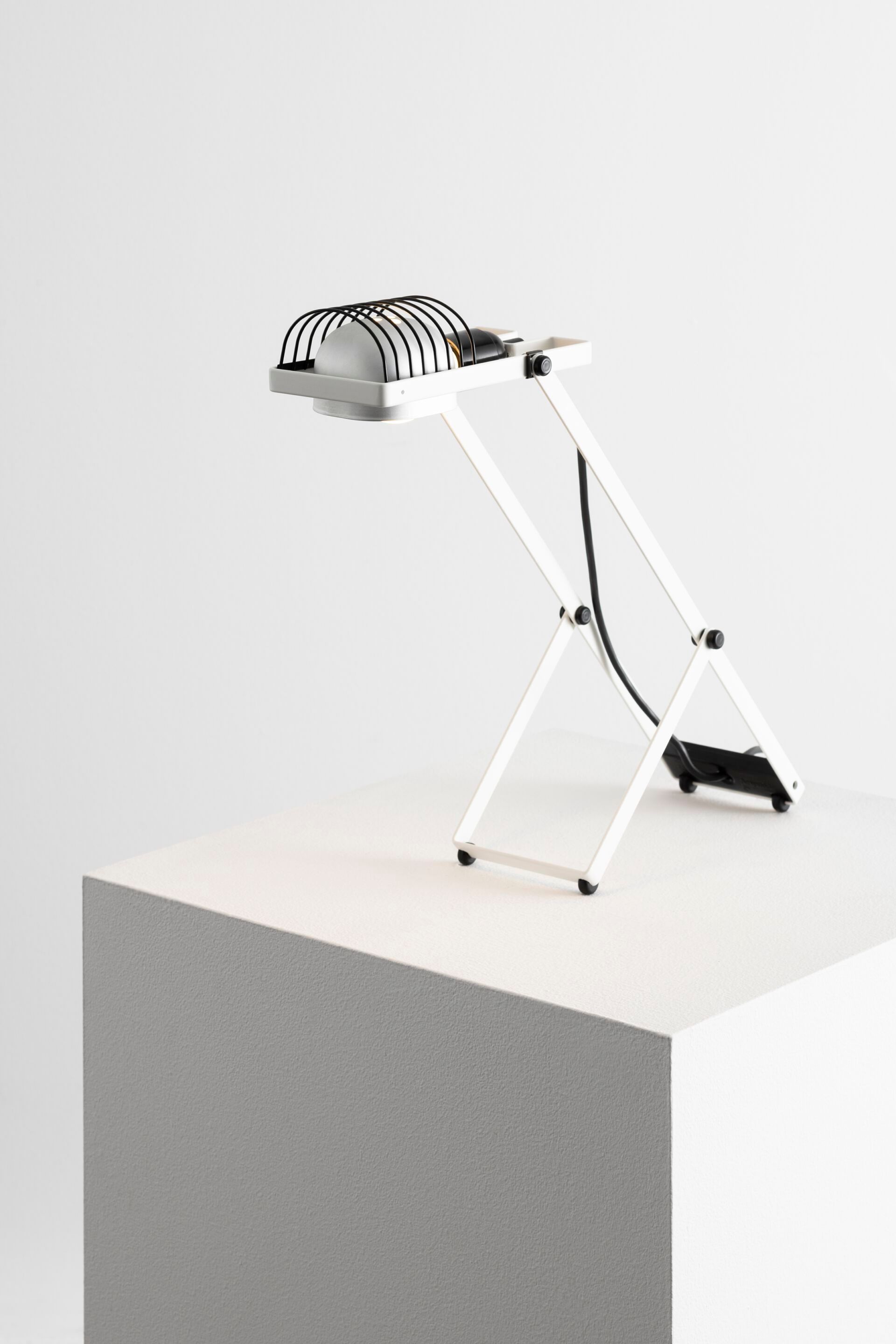 Металлическая настольная лампа Artemide SINTESI ARCH-00010166 - Вид №1