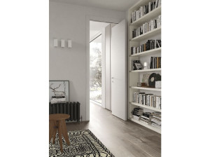 Деревянная вращающаяся дверь