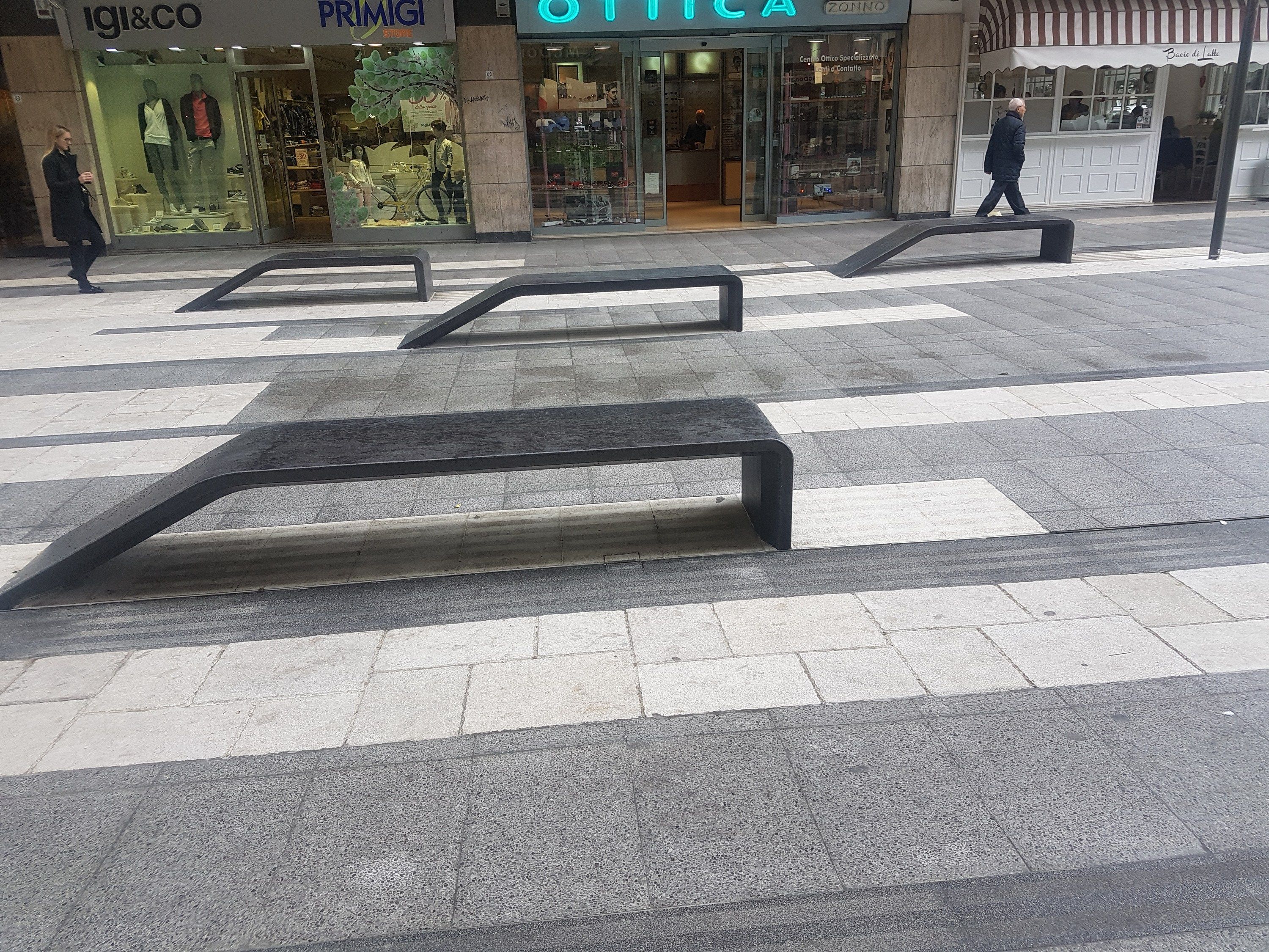 Скамейка без спинки из бетона и черного мрамора Viscio Urban Design Panchina in materiali cementizi ARCH-00015273 - Вид №1