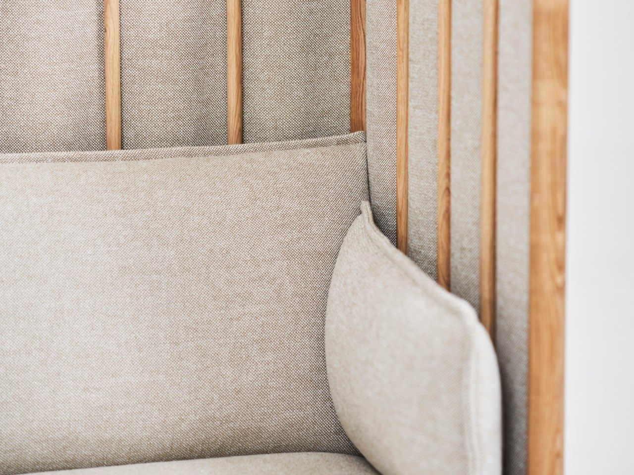 3-местный деревянный диван с высокой спинкой Karl Andersson Ondulé ARCH-00135427 - Вид №4