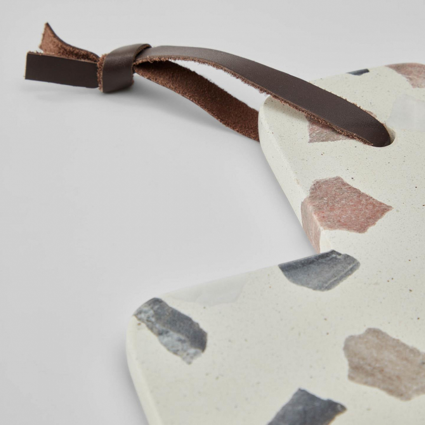 099832 разделочная доска из терраццо и дерева La Forma Temira 