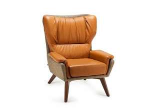 Кожаное кресло с подлокотниками