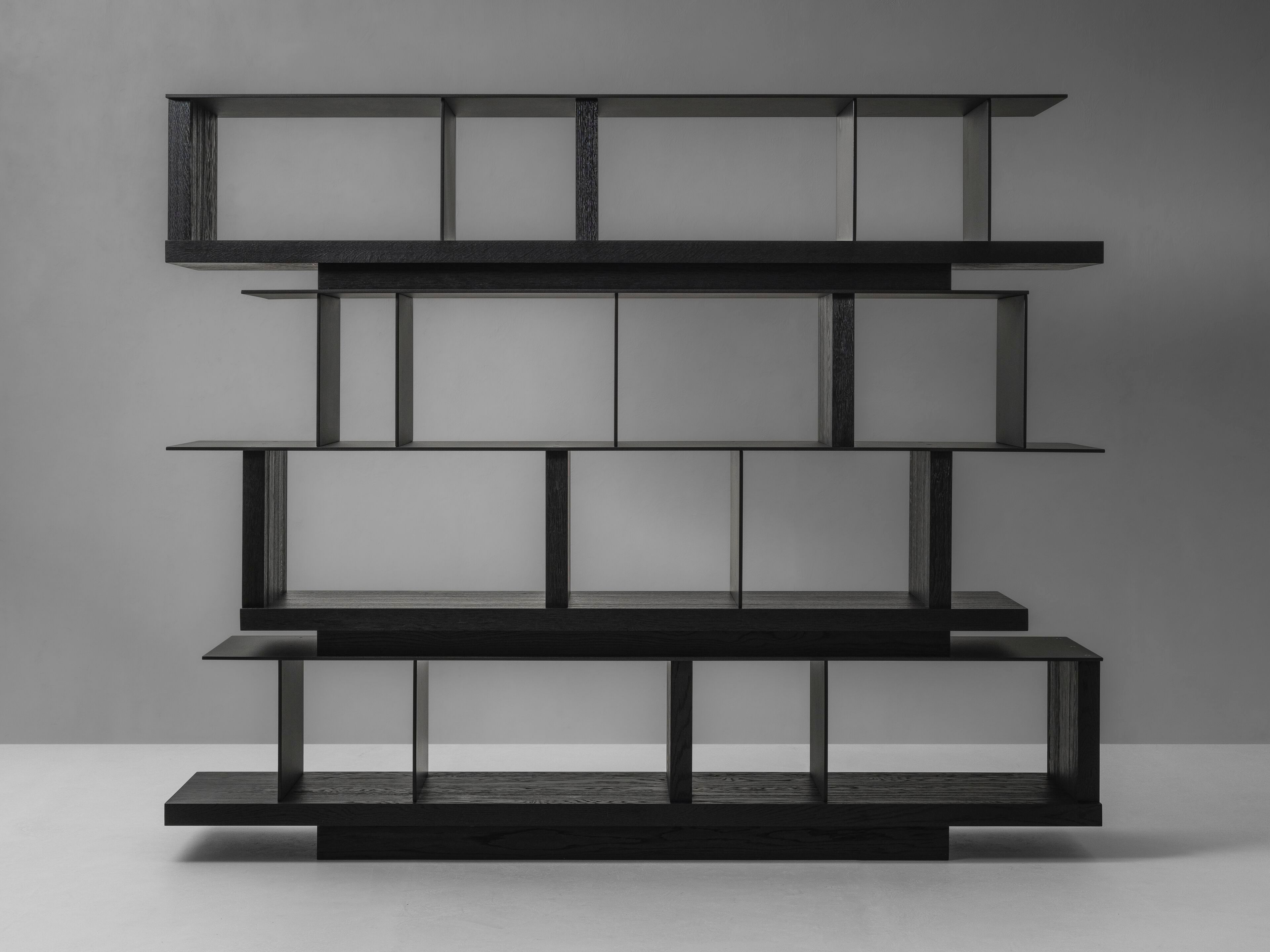 Самонесущий книжный шкаф из массива дерева Van Rossum Kitale ARCH-00000901