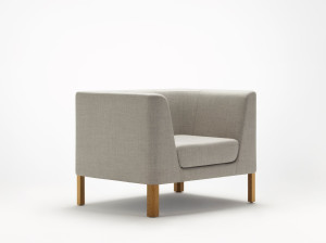 Тканевое кресло с подлокотниками