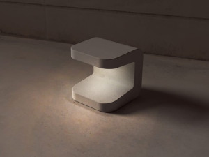 Яркий бетонный столбик