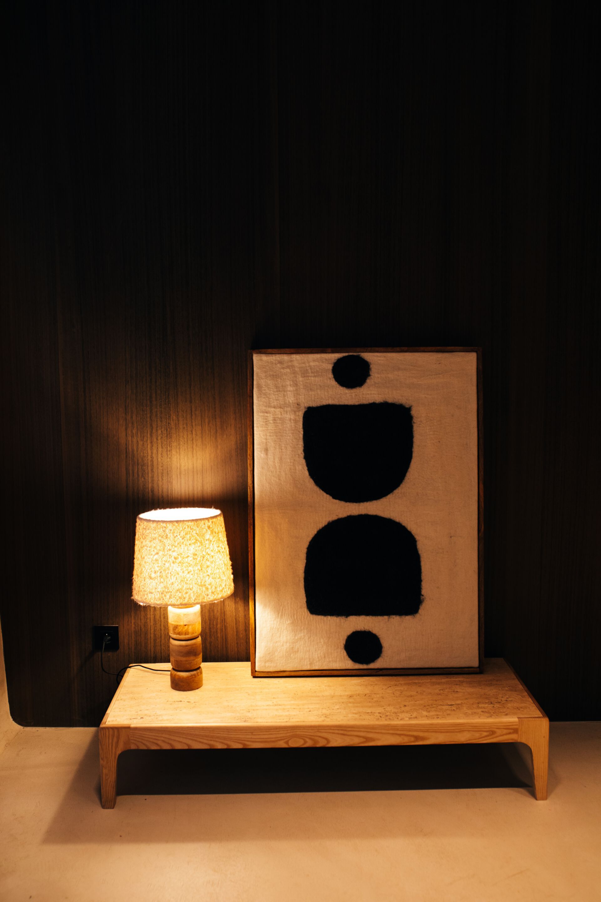 Низкий прямоугольный журнальный столик из акации и травертина POMAX LIVORNO ARCH-00008819