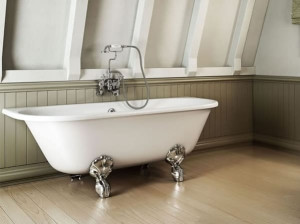 Овальная акриловая ванна на ногах