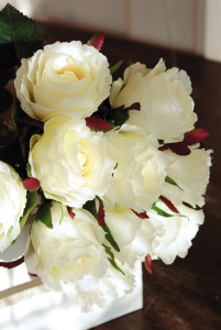 2639 778 a3 Искусственный букет роз, 9-цветков, 37 см, бежево-белый H-andreas