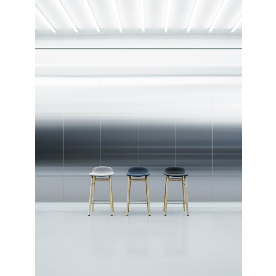 Барный стул Form с ножками из дуба 65 см, белый Normann Copenhagen 602780 - Вид №2