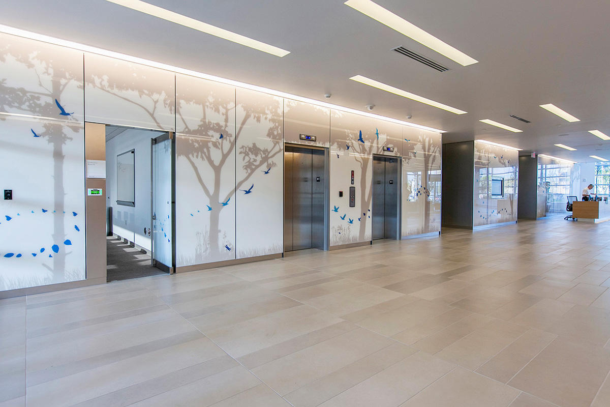 FSRT671 Система облицовки стен Levele глухими панелями; вставки в стекле vivispectra Spectra с индивидуальной прослойкой изображения и стандартной отделкой в ​​общенациональной детской больнице - исследовательский корпус iii, колумбус, штат Огайо Forms-su Forms-surfaces  - Вид №17