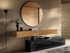 Деревянный и стеклянный комод