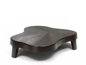 Низкий журнальный столик из массива дерева