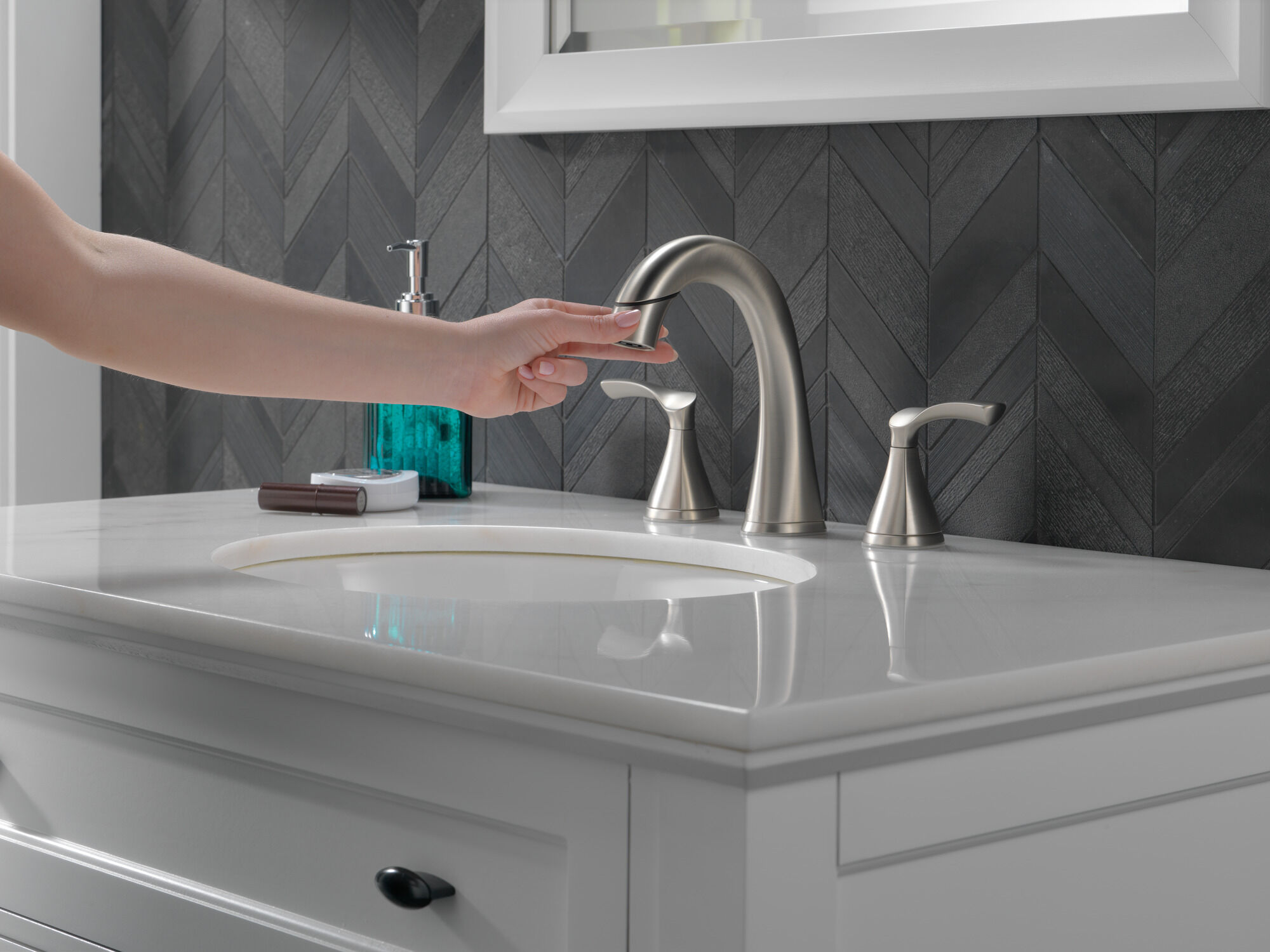 35748LF-SPPD Смеситель для ванной комнаты с двумя ручками Delta Faucet Sandover Матовый никель Spotshield  - Вид №4