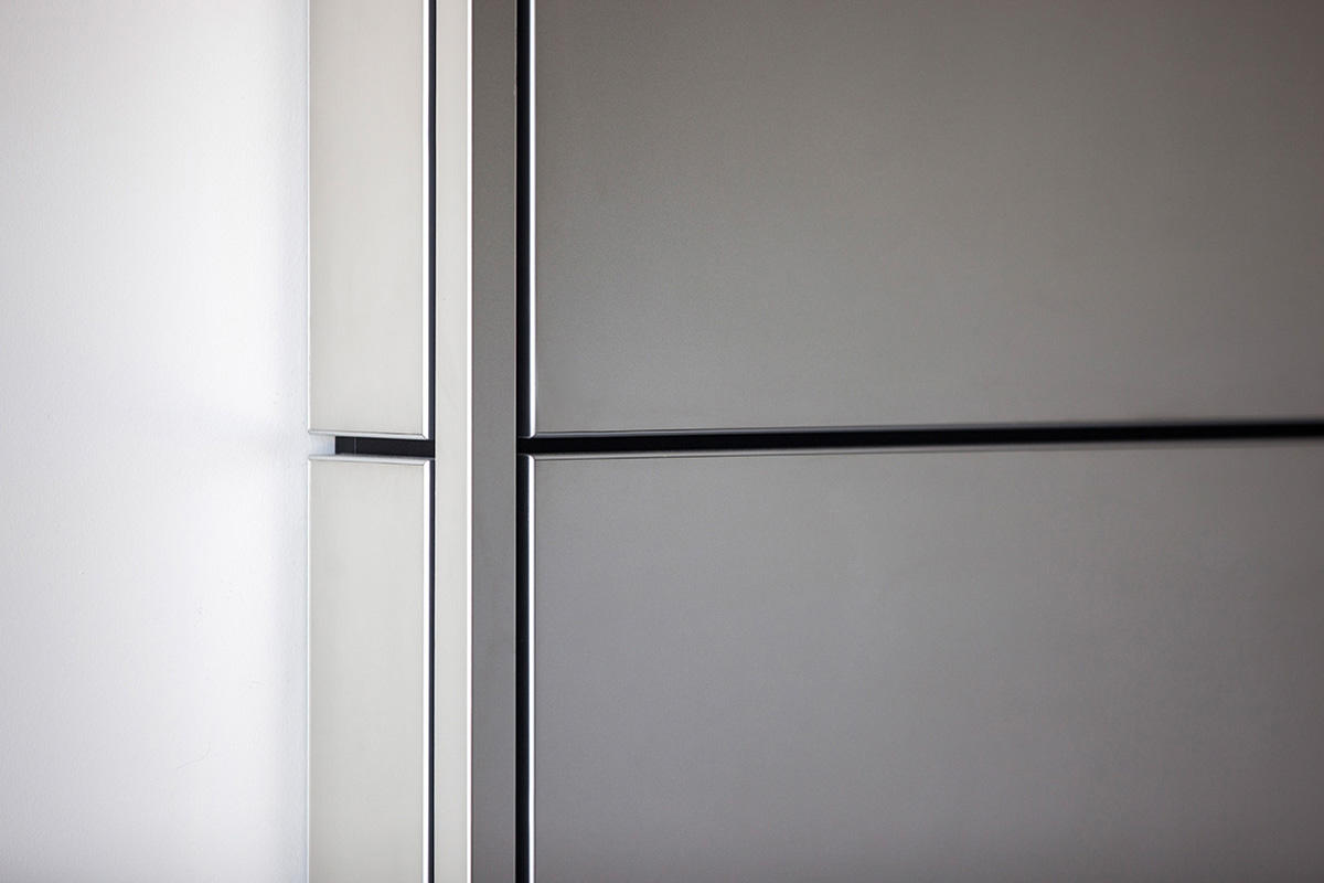 FSRT675 Система облицовки стен Levele панелями лайтпланов; Вставки из вивихромового хромового стекла с белой прослойкой и опалексной отделкой показаны с подсветкой в ​​здании Brandywine, Уилмингтон, Делавэр Forms-surfaces  - Вид №23