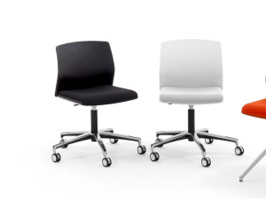 Вращающееся офисное кресло с регулируемой высотой