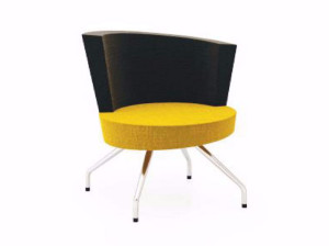 Тканевое кресло с подлокотниками