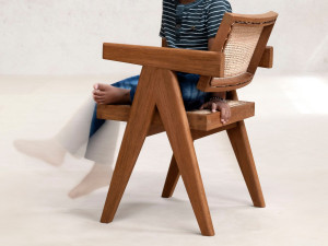 Стул из тикового дерева с подлокотниками