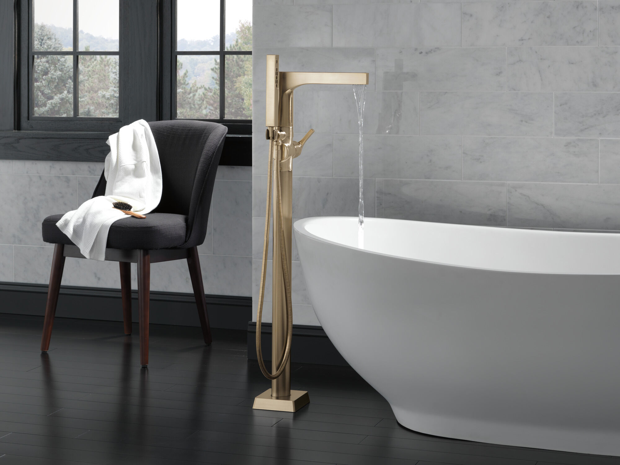T4774-CZFL Напольная накладка для ванны с одной ручкой и ручным душем Delta Faucet Zura Шампанское бронза  - Вид №1
